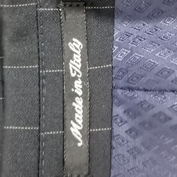 Enzo Tovare Collection Made in Italy Black pin stripped men's suit. - Picture 2 of 12